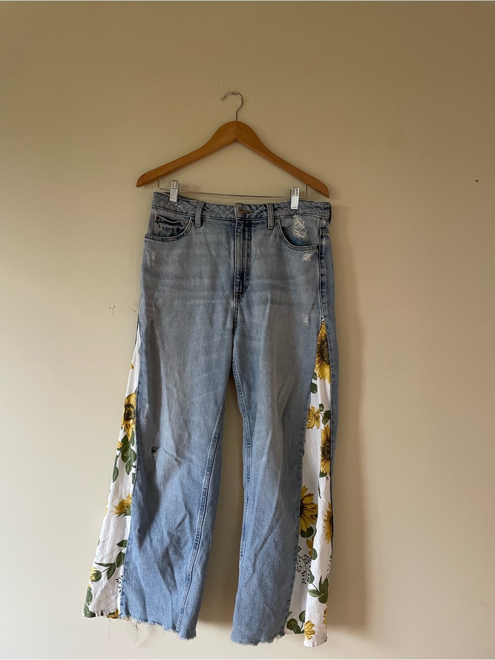 Guess mom jeans Light Blue Denim Jean with Sunflower Side Panels 30